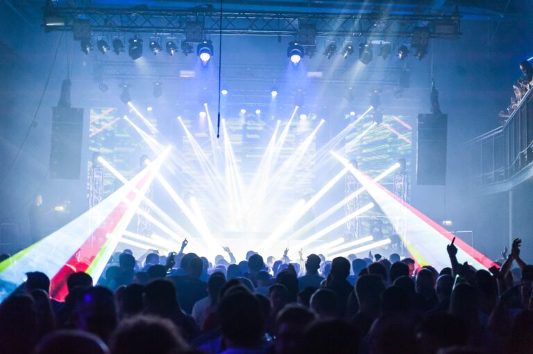 Spacious dance floor at Music Hall Innsbruck, Austria, featuring ambient lighting and a vibrant atmosphere, ideal for live concerts and themed dance parties Spacious dance floor at Music Hall Innsbruck, Austria, featuring ambient lighting and a vibrant atmosphere, ideal for live concerts and themed dance parties