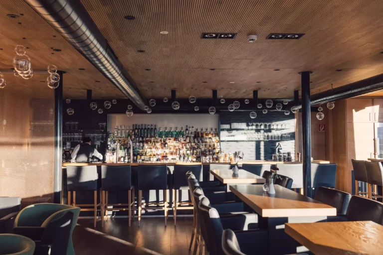 Elegant interior of Skybar 2.100 Schöne Aussicht in Hochsölden, Austria, featuring comfortable leather sofas, panoramic views of the Ötztal Alps, and a sophisticated alpine ambiance ideal for après-ski gatherings Elegant interior of Skybar 2.100 Schöne Aussicht in Hochsölden, Austria, featuring comfortable leather sofas, panoramic views of the Ötztal Alps, and a sophisticated alpine ambiance ideal for après-ski gatherings