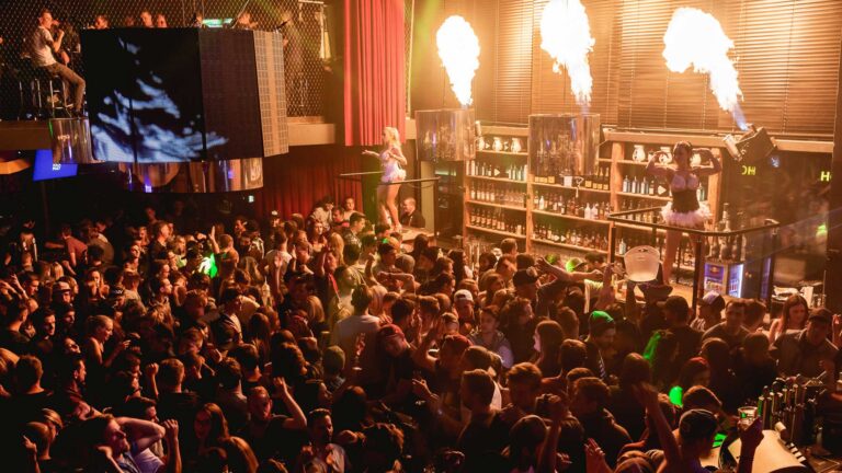 Vibrant dance floor at Katapult Sölden with partygoers enjoying live DJ music under dynamic lighting
